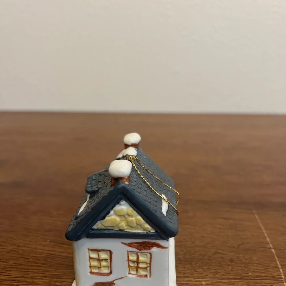 Vintage 1991 Reader’s Digest ‘The Queen’s Inn’ Ceramic House Ornament”